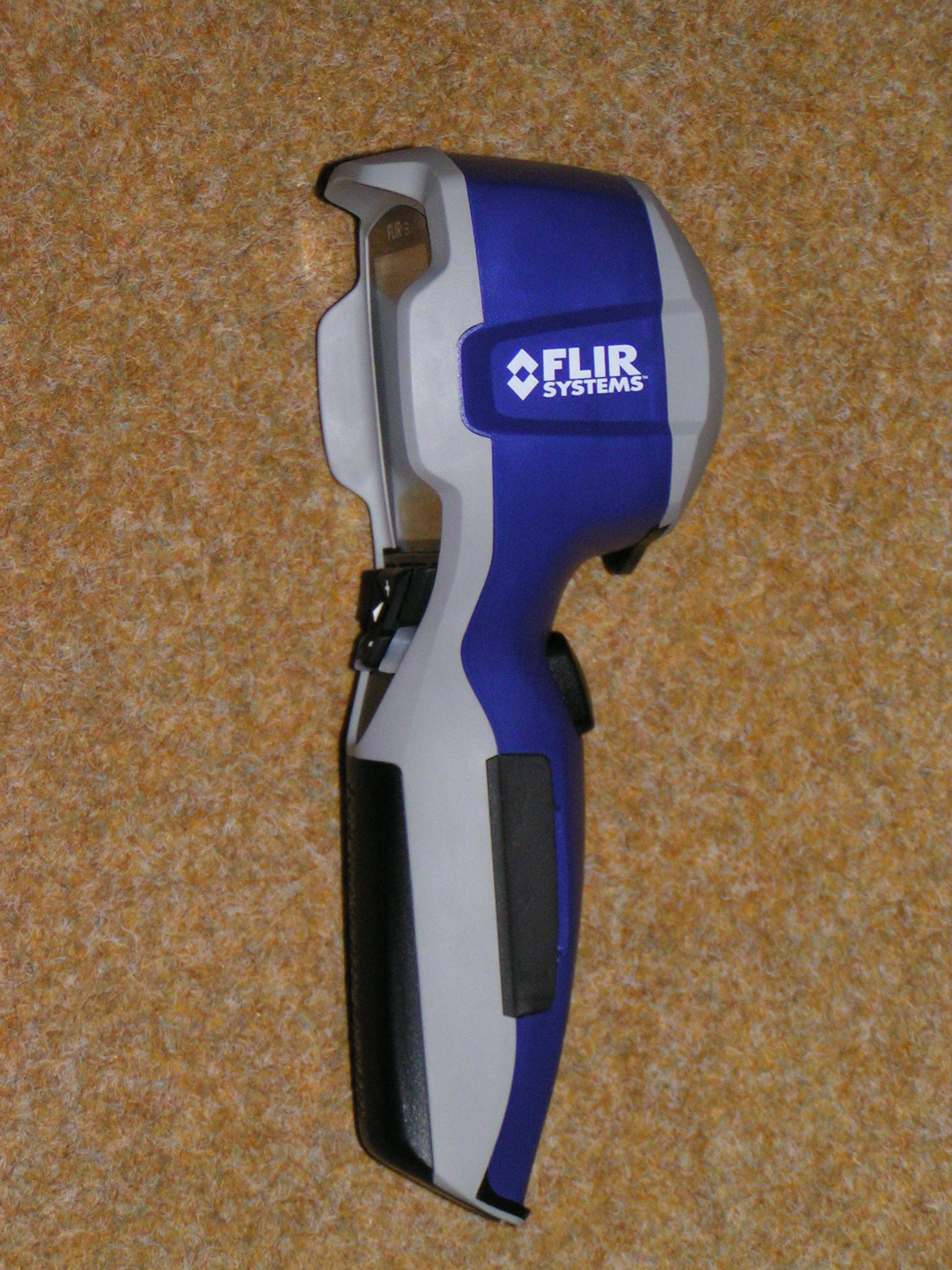 b) Termokamera FLIR i3